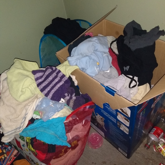 2 Boxes of womens clothes - Picture 3 of 3